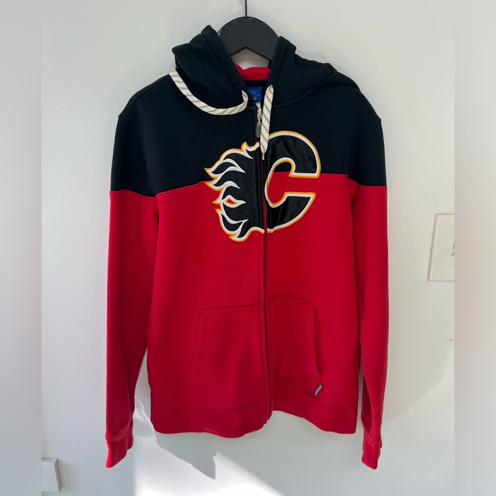 Calgary Flames Sweatshirt Hoodie Reebok Youth Size Large kangaroo pockets